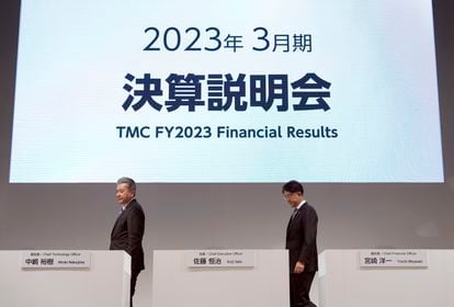 En la imagen, el presidente de Toyota Koji Sato (derecha) y el vicepresidente ejecutivo Hiroki Nakajima, durante la presentación de resultados del ejercicio fiscal 2022 de Toyota.