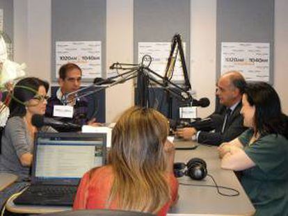 (i-d) El locutor de radio Carlos Acosta entrevista al Alcalde de Ávila, Miguel Ángel García Nieto, en una estación radial de Miami (Florida).