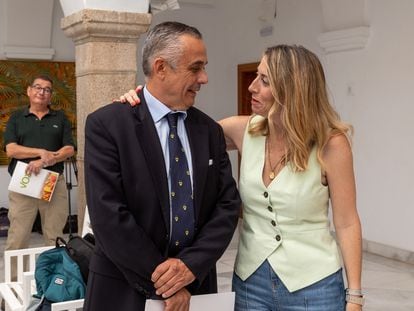 La presidenta de Extremadura, María Guardiola, del PP, con Ángel Pelayo Gordillo, de Vox, tras rubricar el acuerdo de gobierno de coalición el pasado junio.