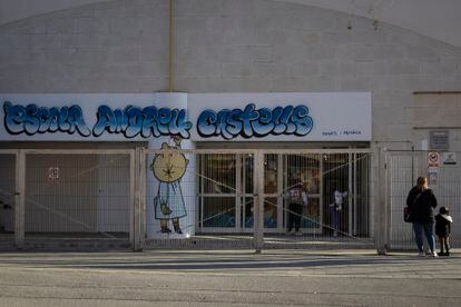 Entrada de la escuela Andreu Castells de Sabadell (Barcelona).