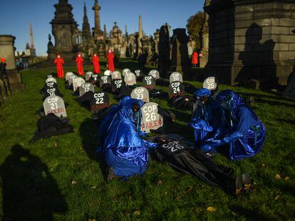 Activistas de Extinction Rebellion realizan una performance en la Necropolis de Glasgow.