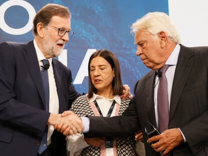 Los expresidentes, Mariano Rajoy (a la izquierda) y Felipe González, en su charla del Foro de La Toja (Pontevedra) moderada por la periodista Anabel Díez, este viernes.