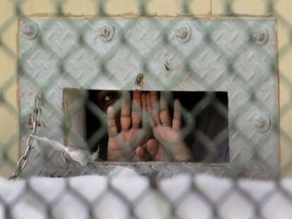 Los presos continúan en huelga de hambre en Guantánamo.