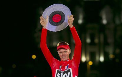 Chris Froome levanta el trofeo de vencedor de la Vuelta a España 2017,  en Madrid el 10 de septiembre de 2017.