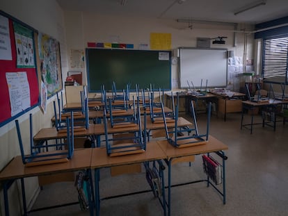 Un aula vacía de un colegio en Sevilla.