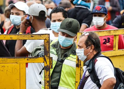 Un grupo de migrantes, protegidos con mascarilla, la semana pasada en el principal paso fronterizo entre Venezuela y Colombia, en Cúcuta.