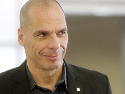Varoufakis espera su turno de palabra en la reuni&oacute;n del Eurogrupo.