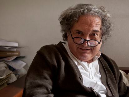 Retrato del escritor, crítico y académico argentino Ricardo Piglia en su estudio en Buenos Aires en agosto de 2013.