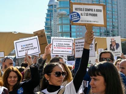 Protesta contra el veto a nuevos pisos turísticos en ciudades portuguesas, celebrada en marzo en Lisboa.