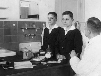 Estudio antropométrico de gemelos en un laboratorio de Berlín en 1945. 