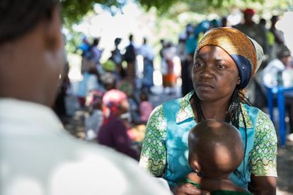 En Mahulane (Mozambique), a 20 kilómetros del centro de salud más cercano, se organizan sesiones de vacunación y otros servicios sanitarios, como la dispensa de medicamentos para la malaria y otras dolencias comunes en la zona.