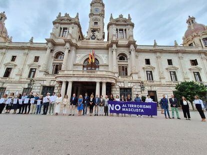 Minuto de silencio en el Ayuntamiento de Valencia contra los últimos asesinatos machistas en la Comunidad Valenciana.