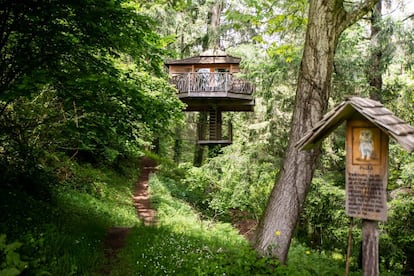 Una de las cabañas de Sant Hilari Sacalm, en Girona. Su aspecto exterior coincide con su interior espartano, con los lujos mínimos.