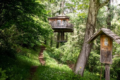 Una de las cabañas de Sant Hilari Sacalm, en Girona. Su aspecto exterior coincide con su interior espartano, con los lujos mínimos.