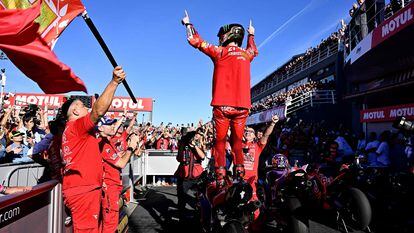 Bagnaia, subido a su Ducati, celebra el título de campeón del Mundial de MotoGP en el Gran Premio de Valencia el pasado domingo.