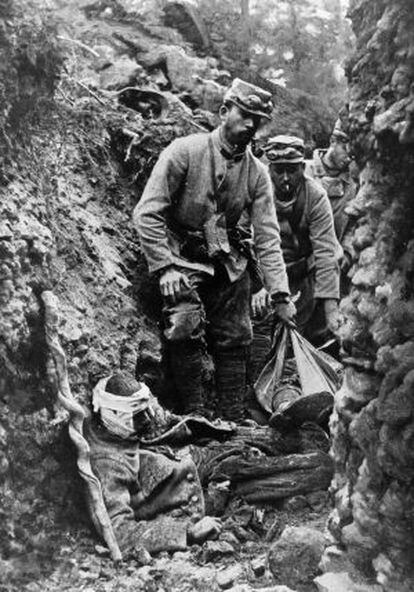 Soldados franceses recogen cadáveres en las trincheras durante la Gran Guerra.