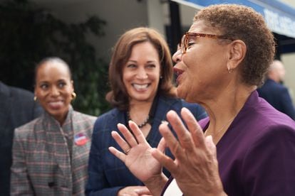 Vice President Kamala Harris smiles in front of Los Angeles mayoral candidate Karen Bass (right) on Tuesday.