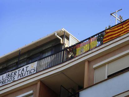 Balcones con banderas en Barcelona.