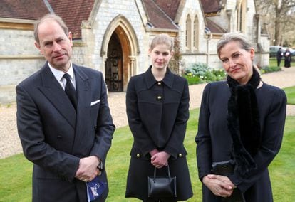 Los duques de Wessex, con su hija Luisa, el pasado domingo en Windsor.