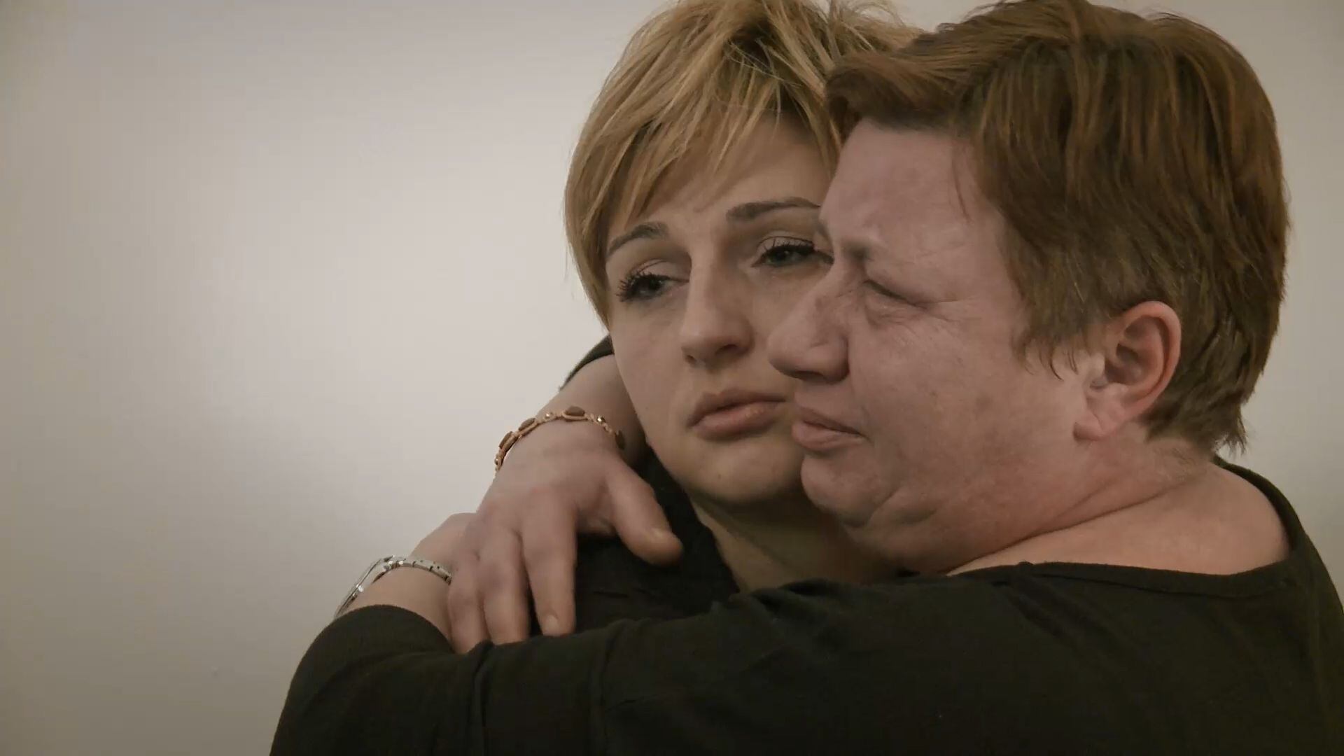 A la derecha, Marija, una de las principales protagonistas del documental, llora abrazada a Emina, su psicoterapeuta, durante una terapia llamada Constelación del Alma, en Vukovar, al este de Croacia.