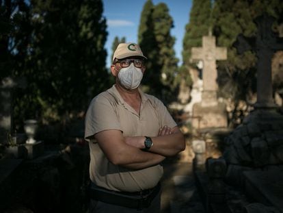 Ramon Elies Hernandez (51 anos), sepulturero del cementerio de Montjuïc.