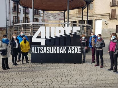 Familiares de los condenados por el 'caso Alsasua', en un acto celebrado en la localidad navarra el pasado sábado con motivo del cuarto aniversario del suceso.