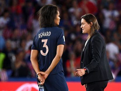 Wendie Renard junto a Corinne Diacre después del partido entre Estados Unidos y Francia en los cuartos de final del Mundial de Francia, en junio de 2019.