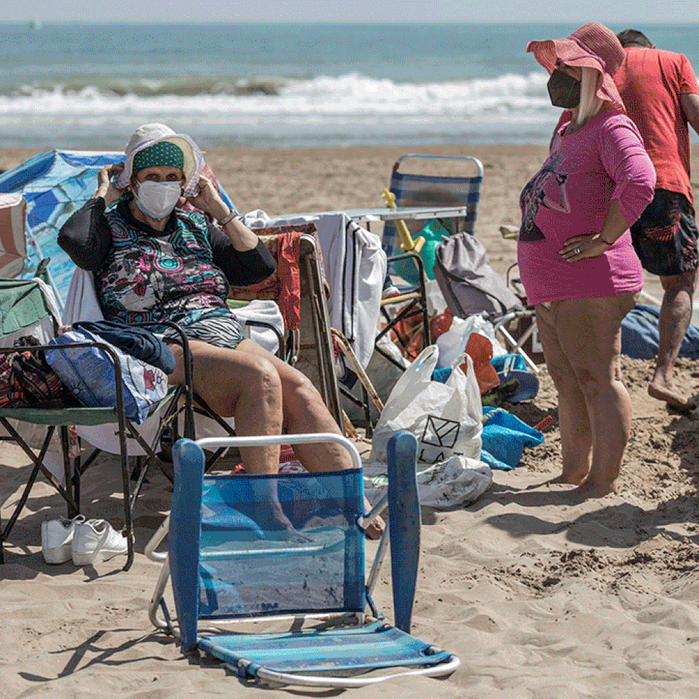 espalda cúbico Mínimo Coronavirus: La norma de la mascarilla no cala en la playa: “Mantendremos  la distancia, pero no nos la pondremos” | Sociedad | EL PAÍS
