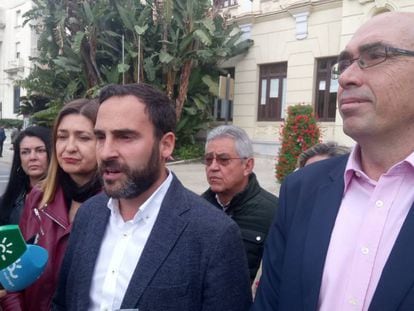 Ysabel Torralbo (Málaga Ahora), Daniel Pérez (PSOE) y Eduardo Zorrilla (Málaga para la Gente) comparecen este sábado para exigir la destitución de dos concejales investigados.