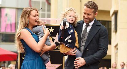 Blake Lively y Ryan Reynolds junto a sus hijos en el Paseo de la Fama de Hollywood el pasado 15 de diciembre.