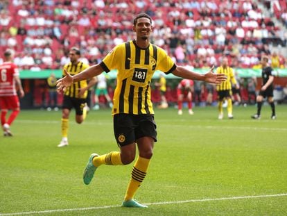Sebastien Haller celebra después de marcar el segundo gol del Borussia Dortmund en el partido entre de Bundesliga ante el Augsburgo este domingo.