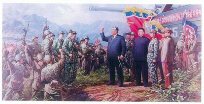 Las imágenes de Kim Il-sung, fundador de Corea del Norte, y su hijo, Kim Jong-il, están por todo el país. En esta imagen, arenga a los soldados.