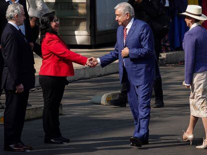 López Obrador saluda a la ministra presidenta de la Suprema Corte, Norma Piña, durante un evento el 9 de febrero.