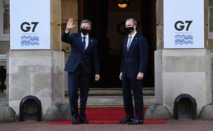 Los jefes de la diplomacia de EE UU, Antony Blinken (izquierda), y Reino Unido, Dominic Raab, el 5 de mayo en la cumbre del G-7 en Londres.