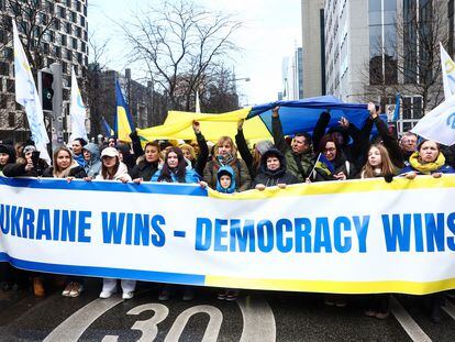 Un grupo de manifestantes de diversas edades protesta contra la invasión rusa de Ucrania y en defensa de la democracia, el 25 de febrero en Bruselas.