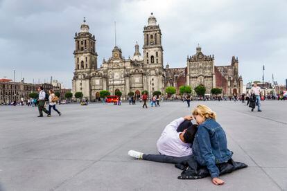 Dos turistas sentados en la plaza dell Zócalo, desde donde se observa el hundimiento de la Catedral Metropolitana.