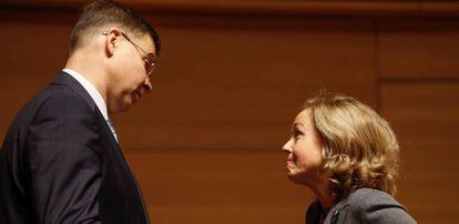La ministra de Economía de, Nadia Calviño, conversa con el vicepresidente de la Comisión Europea, Valdis Dombrovskis