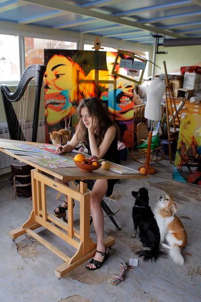 Bárbara Allende, Ouka Leele, acompañada de la mitad de sus mascotas en su estudio madrileño desde los años de la movida.