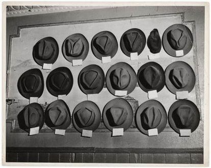Sombreros en unos billares, Mulberry Street, New York, hacia 1943.