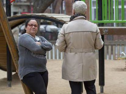 Mayuli A. Ahumada Herrera, de 41 años, y Carmen, de espaldas, de 60 años, en un parque de Barcelona.