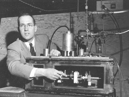 Charles Townes presenta el m&aacute;ser a la prensa en Nueva York en 1955