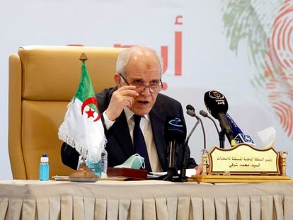 Mohamed Charfi, líder de la autoridad electoral de Argelia, anuncia los resultados en la tarde del martes