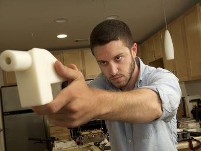 Cody Wilson muestra la pistola que fabric&oacute; con una impresora 3D.