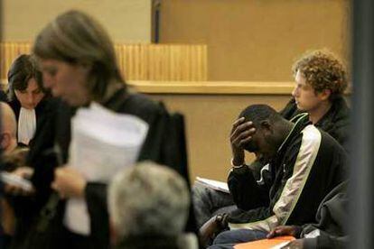 Dos jóvenes esperan ayer su turno en los juicios rápidos que se celebran en el tribunal de Bobigny.