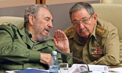 Fidel Castro y su hermano Raúl, entonces ministro de las Fuerzas Armadas Revolucionarias, en diciembre de 2003 en La Habana.