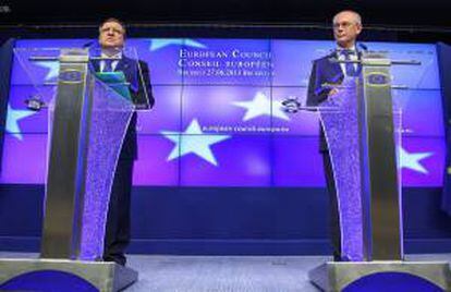 El presidente del Consejo Europeo, Herman Van Rompuy, y el presidente de la Comisión Europea, Jose Manuel Barroso (i) participan en una conferencia de prensa en el marco de la cumbre de jefes de Gobierno en Bruselas (Bélgica). EFE/Archivo