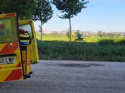 Llegada del helicóptero del 112 para el traslado de una de las heridas en el incendio de Aranjuez.