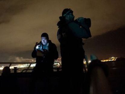 Agentes espa&ntilde;oles, en una patrullera el pasado d&iacute;a 21 de agosto en la bah&iacute;a de Algeciras, frente a Gibraltar.