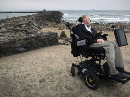 Hawking en una playa de Tenerife en 2015. En vídeo, Thomas Hertog, colaborador de Hawking, explica la nueva teoría en la que trabajaron juntos.