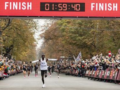 La marca del keniano no es oficial ni puede ser considerada récord del mundo por todas las ayudas externas que ha recibido en su maratón de Viena